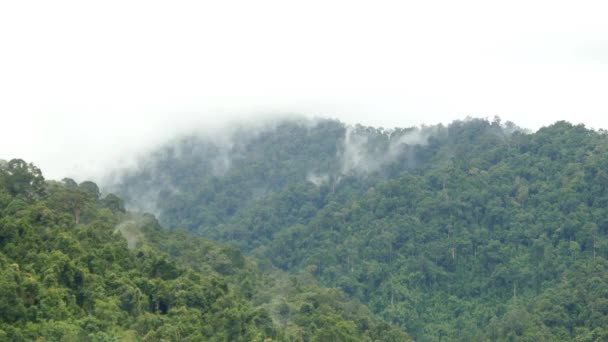 Wolken die bewegen over bergen — Stockvideo