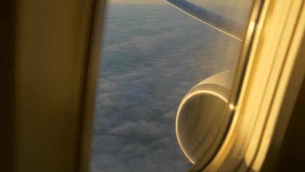 Nubes durante el amanecer en el cielo — Vídeos de Stock