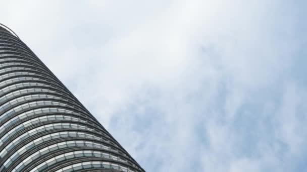 Mraky táhnou od mrakodrapů Petronas Twin Towers — Stock video