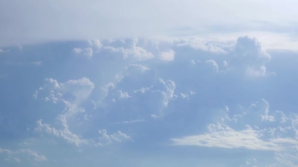 Прекрасні хмари на блакитному небі — стокове відео