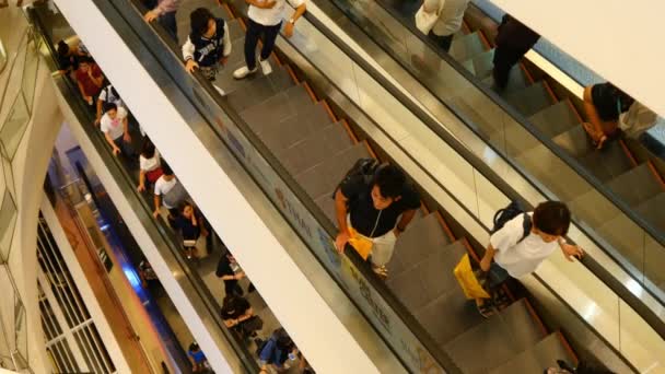 Roltrappen in winkelcentrum met mensen — Stockvideo