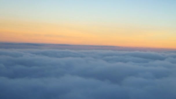 Gündoğumu sırasında bulutlar gökyüzünde — Stok video