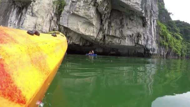 Gente Kayak en ha long bay — Vídeos de Stock