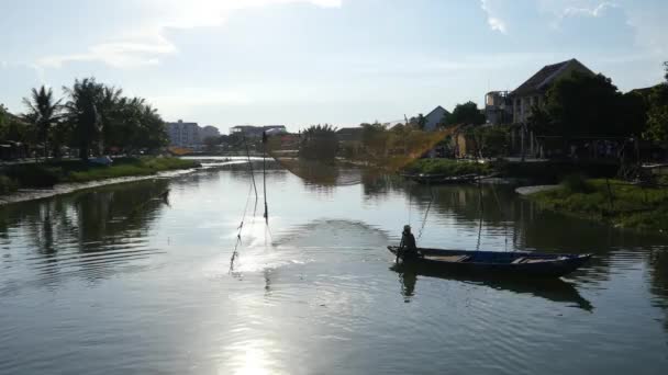 Gente en barco flotando en olas — Vídeos de Stock