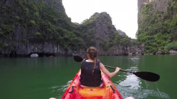 Personer som kajakpaddling i ha long bay — Stockvideo