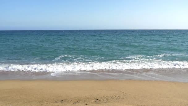 Kumsalda ayrılıyor dalgalar deniz — Stok video