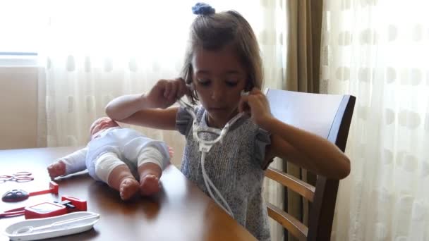 女孩玩医生与娃娃 — 图库视频影像