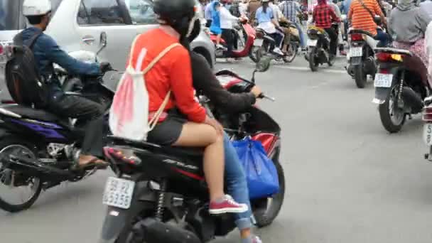 Chaotische verkeer onderweg van Ho Chi Minh — Stockvideo