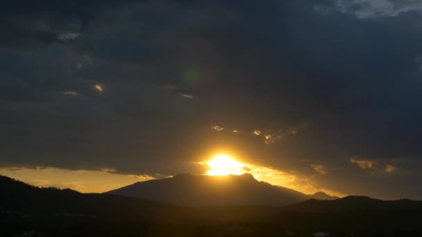 Nubes del atardecer moviéndose sobre el cielo — Vídeo de stock