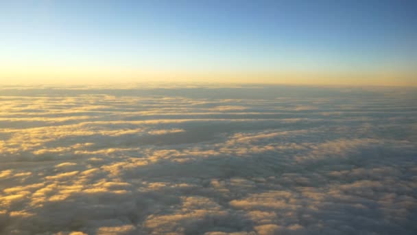 Тучи во время восхода солнца в небе — стоковое видео