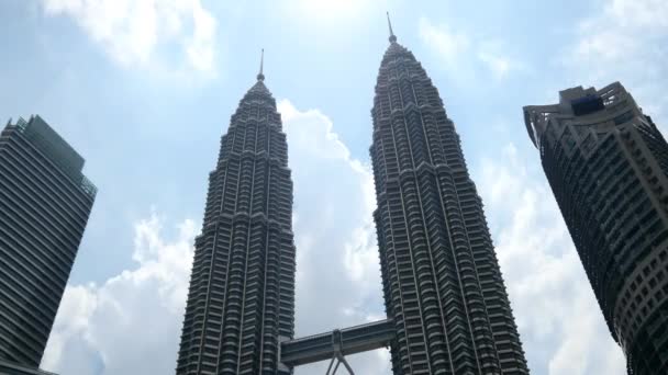 Nubes moviéndose por Petronas Twin Towers — Vídeo de stock