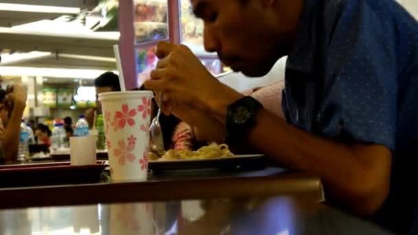 Winkelcentrum met mensen eten — Stockvideo