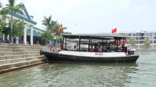 Barco asiático flotando en un río — Vídeo de stock