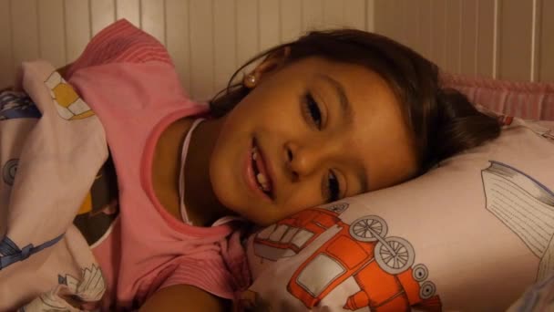 Маленька дівчинка спить — стокове відео