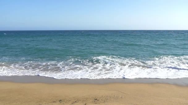 Ondas do mar quebrando na praia — Vídeo de Stock