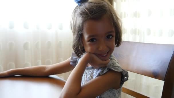 Gadis kecil yang cantik — Stok Video