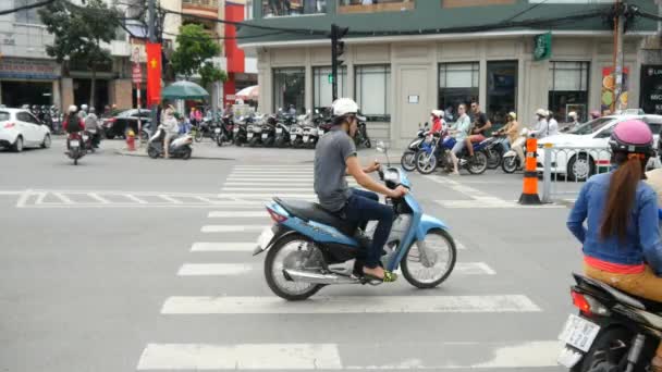 Chaotische verkeer onderweg van Ho Chi Minh — Stockvideo