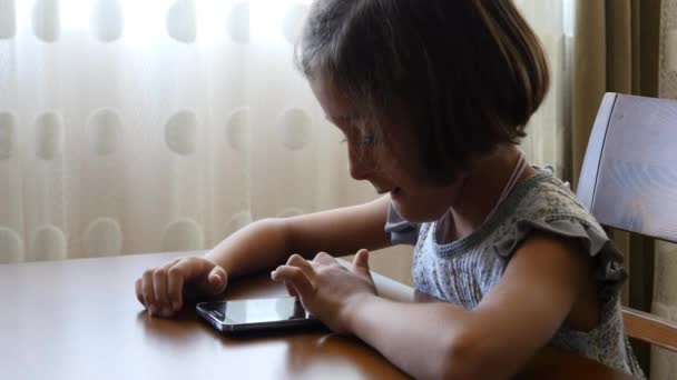 Девушка с помощью смартфона — стоковое видео