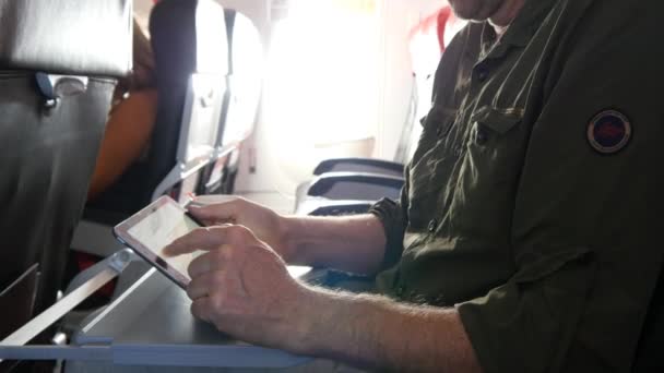 남자 비행 중 태블릿을 사용 하 여 — 비디오