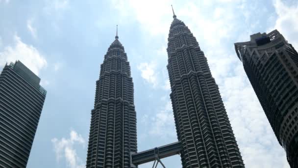Petronas ikiz kuleleri tarafından hareket bulutlar — Stok video