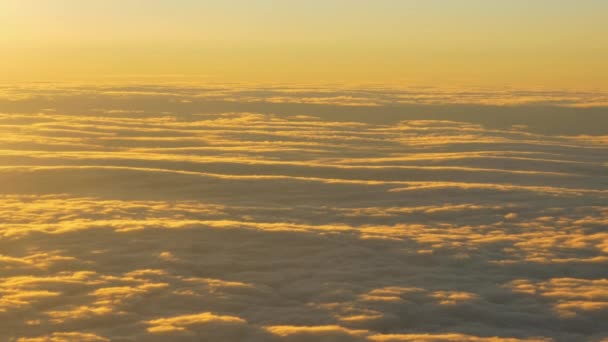 Nuvens durante o nascer do sol no céu — Vídeo de Stock