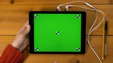 kadın el jestleri tablet yapıyor 