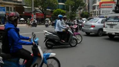 Ho Chi Minh yolu üzerinde kaotik trafik