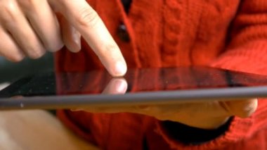 kadın el jestleri tablet yapıyor 