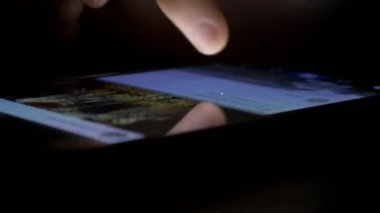 adam cep telefonu üzerinde kaydırma 