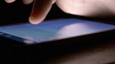akıllı telefon üzerinde e-posta okuma kişi