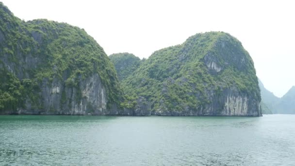 Paisaje tropical de la bahía de ha long — Vídeos de Stock