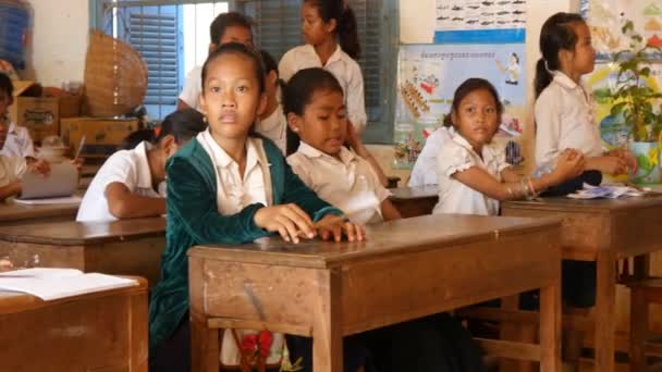 Bambini cambogiani a scuola — Video Stock