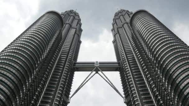 Chmury poruszające się przez Petronas Twin Towers — Wideo stockowe