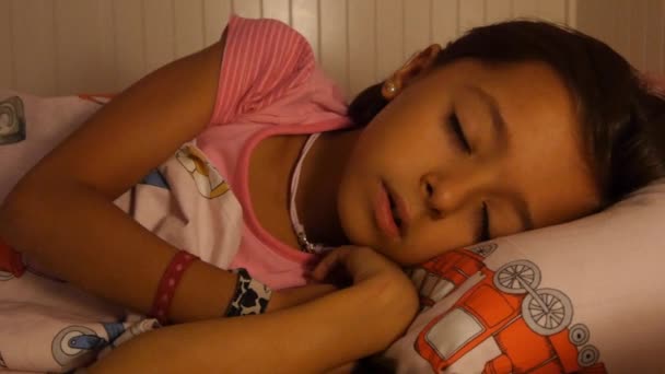 Kleines Mädchen schläft — Stockvideo