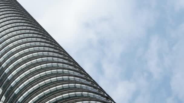 Nubes moviéndose por Petronas Twin Towers — Vídeos de Stock