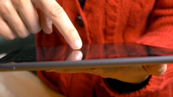Main de femme faisant des gestes sur tablette — Video