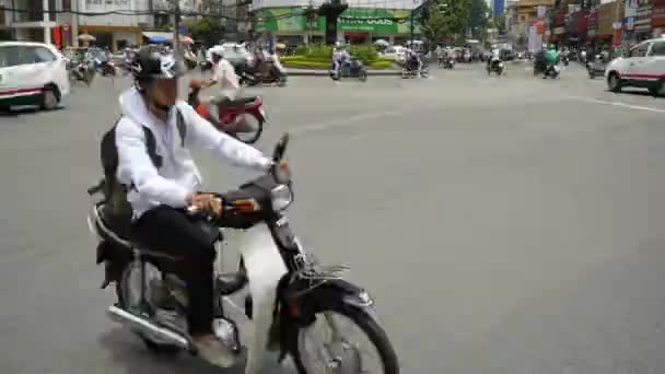 Chaotickým provozem na silnici Ho Chi Minh — Stock video