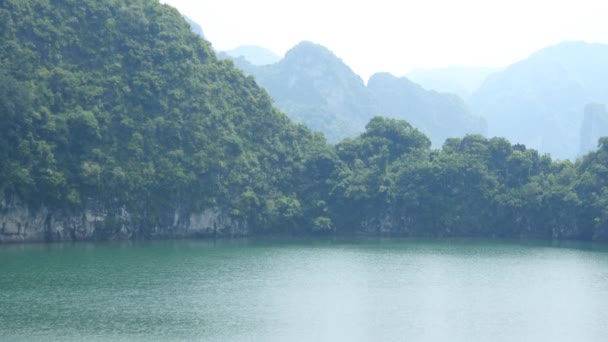 Paisaje tropical de la bahía de ha long — Vídeo de stock