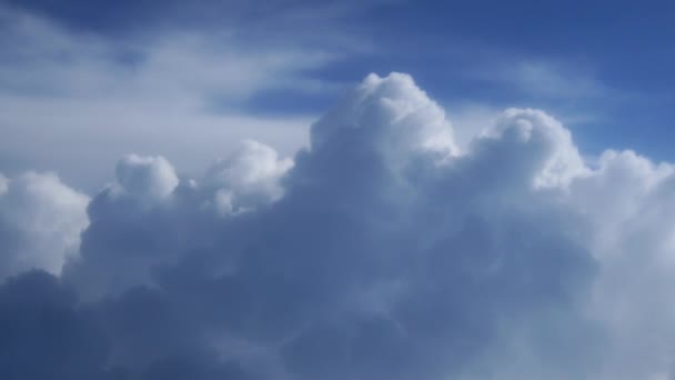 Hermosas nubes en el cielo azul — Vídeo de stock