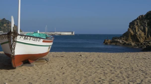 Barco de madera en Sandy Beach — Vídeo de stock
