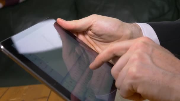 Zakenman die tablet pc gebruikt — Stockvideo