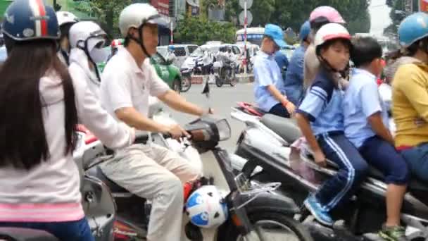 Chaotickým provozem na silnici Ho Chi Minh — Stock video