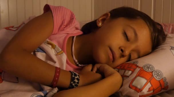 Petite fille qui dort — Video