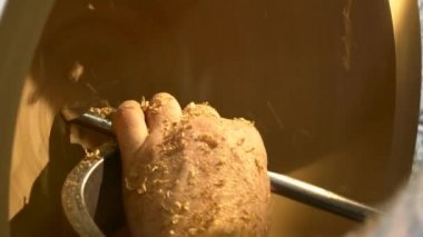 Marangoz tahtayla çalışıyor. 