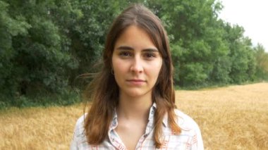  Buğday Tarlasında Kadın