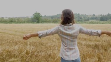 buğday alanında iplik kadın