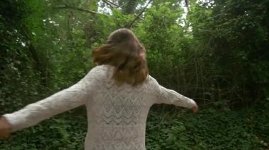  etrafında dönen kadın