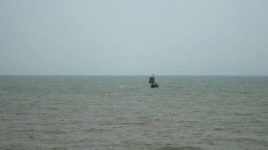 Denizde yüzen tekne