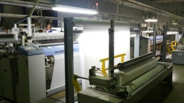  tekstil fabrikasında makine tamir kadın