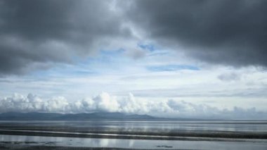 fırtına bulutları deniz üzerine kurma